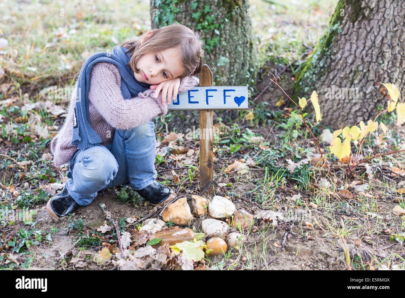 5 Jahre altes Mädchen an der Seite des Grabes von ihrem Haustier. Stockfoto