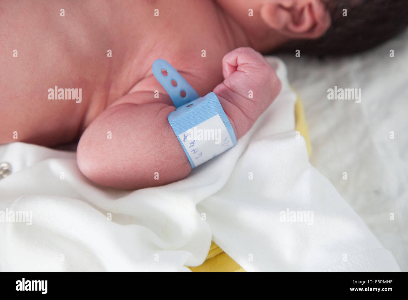 Neugeborenes Baby tragen eine Erkennungsmarke auf die Mutterschaft. Stockfoto