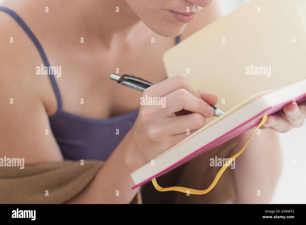 Frau in ein Notizbuch schreiben. Stockfoto