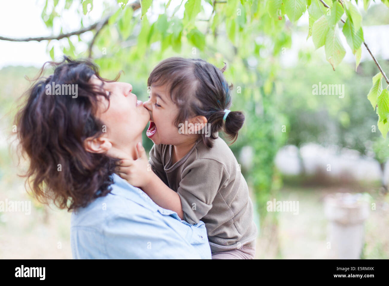 4 Jahre altes Mädchen mit Down-Syndrom mit ihrer Mutter. Stockfoto