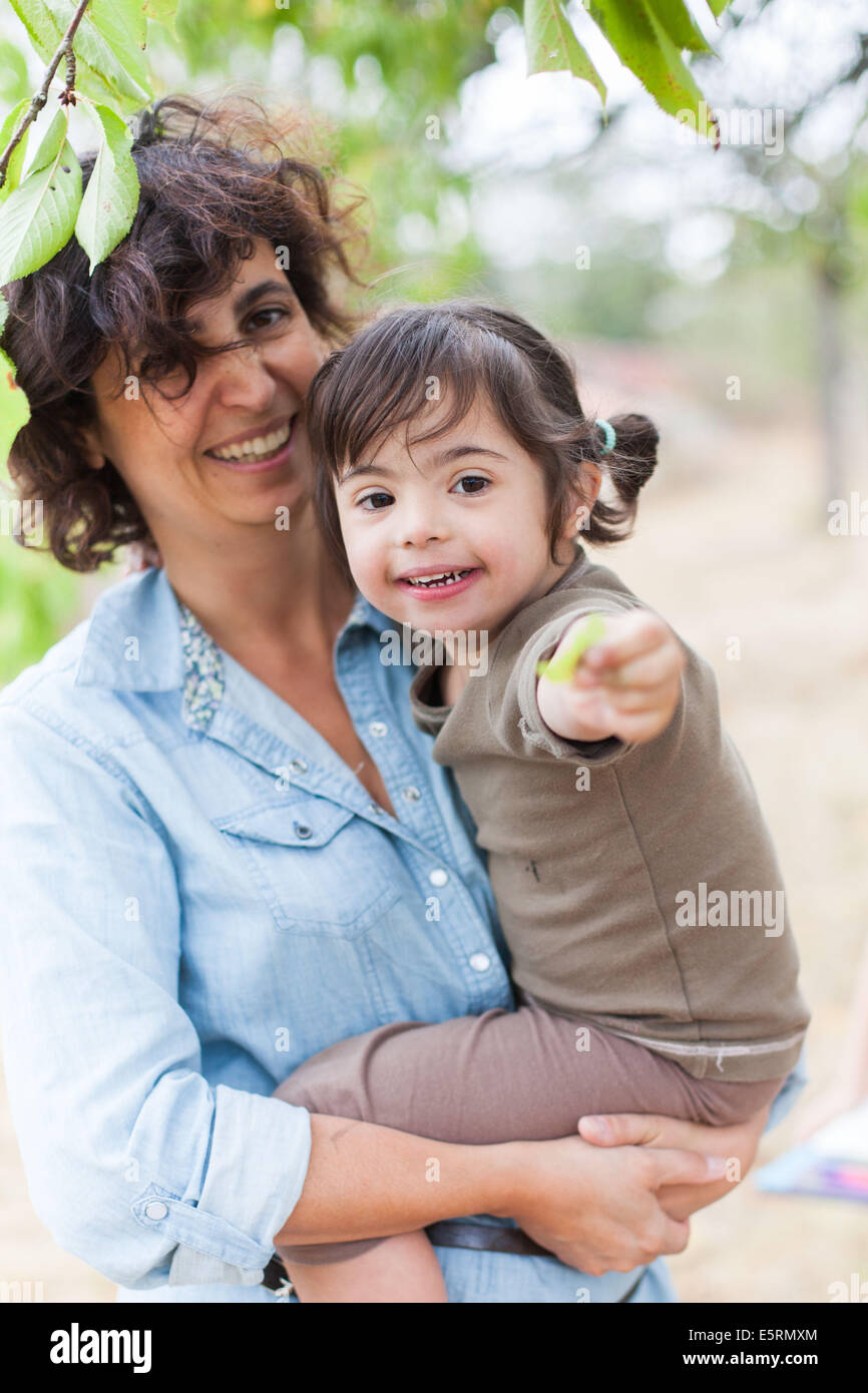 4 Jahre altes Mädchen mit Down-Syndrom mit ihrer Mutter. Stockfoto