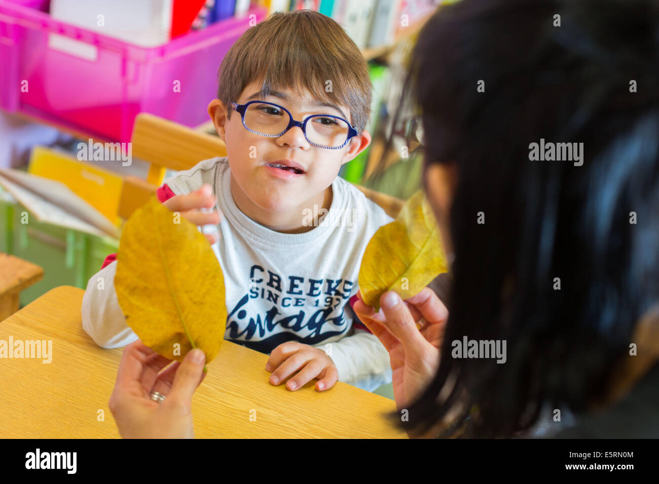 7 Jahre alter Junge mit Down-Syndrom und ein Fachlehrer in einem IME medizinisch-pädagogischen Institut ausgebildete Erststudium Stockfoto