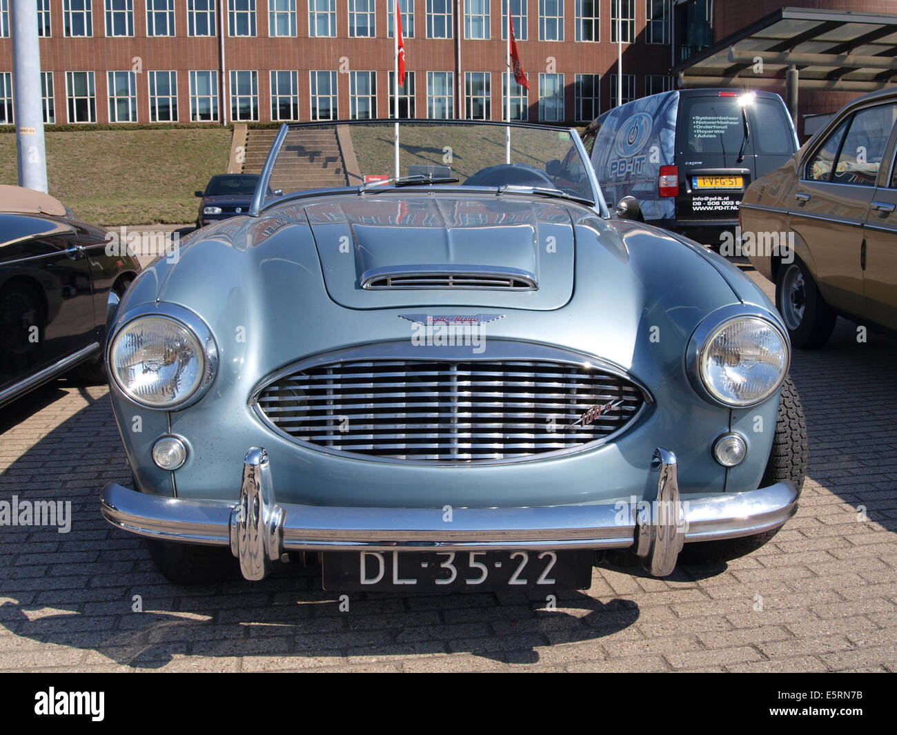 A 1956 Austin Healey 100-6 mit niederländischem Kennzeichen DL-35-22. Dieser klassische britische Sportwagen ist bekannt für sein unverwechselbares Design und die zweisitzige Roadster-Konfiguration. Stockfoto