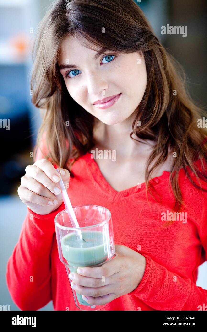 Frau trinken grünen Tonerde. Stockfoto