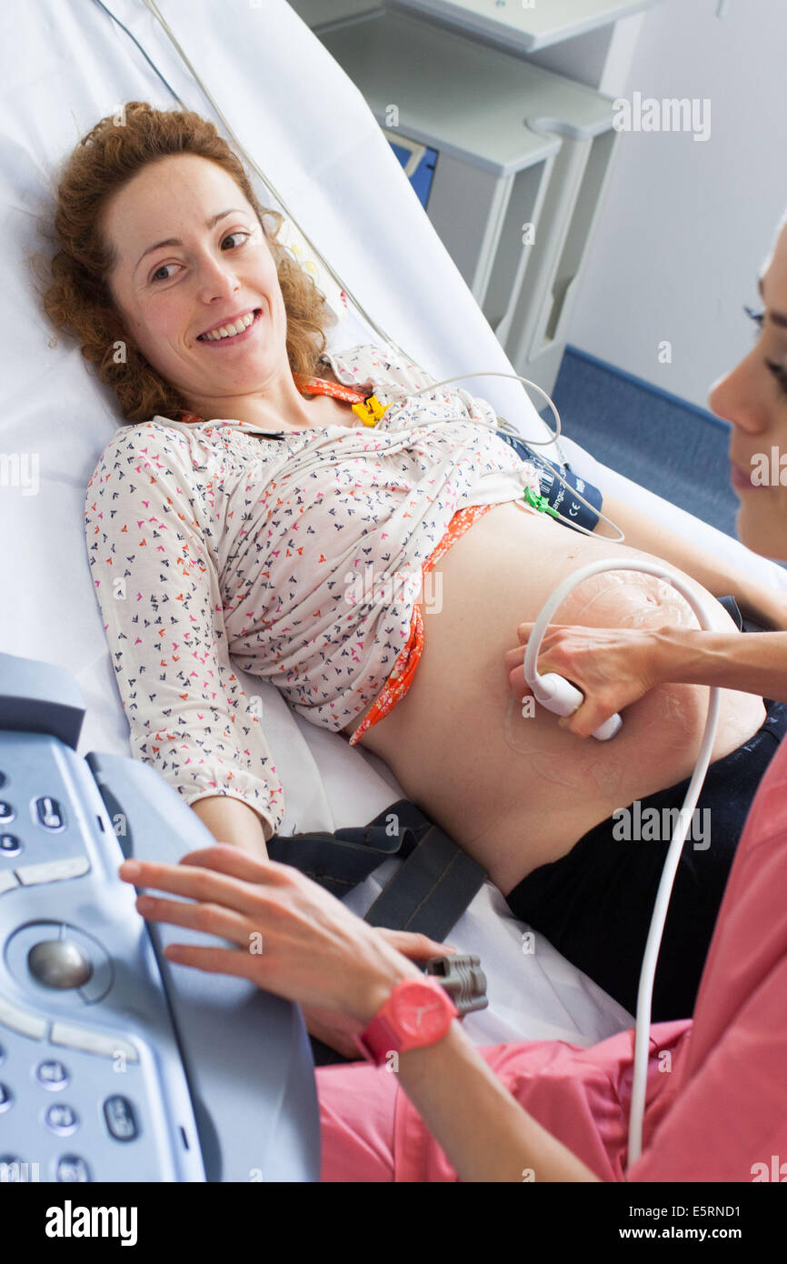 8 Monate schwangere Frau fetalen Ultraschall unterziehen. Geburtshilfe und Gynäkologie-Abteilung, Krankenhaus in Limoges, Frankreich. Stockfoto