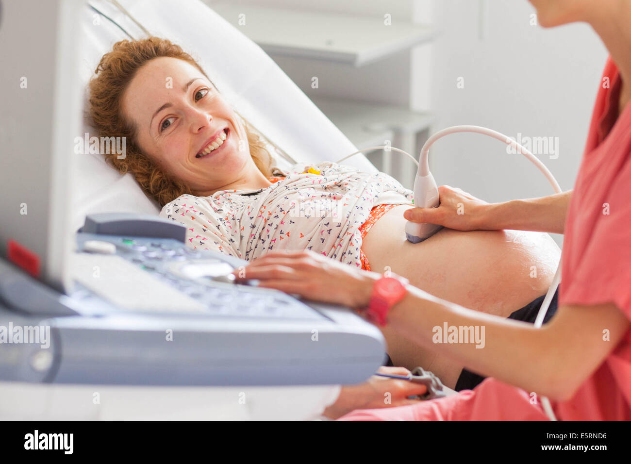 8 Monate schwangere Frau fetalen Ultraschall unterziehen. Geburtshilfe und Gynäkologie-Abteilung, Krankenhaus in Limoges, Frankreich. Stockfoto