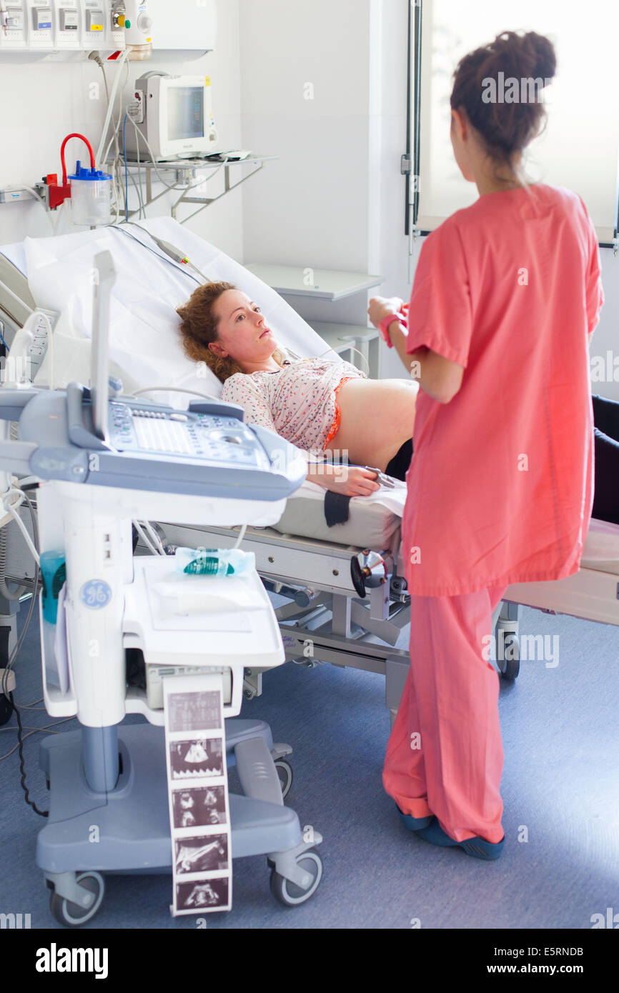8 Monate schwangere Frau mit Gynäkologen besprechen. Geburtshilfe und Gynäkologie-Abteilung, Krankenhaus in Limoges, Frankreich. Stockfoto