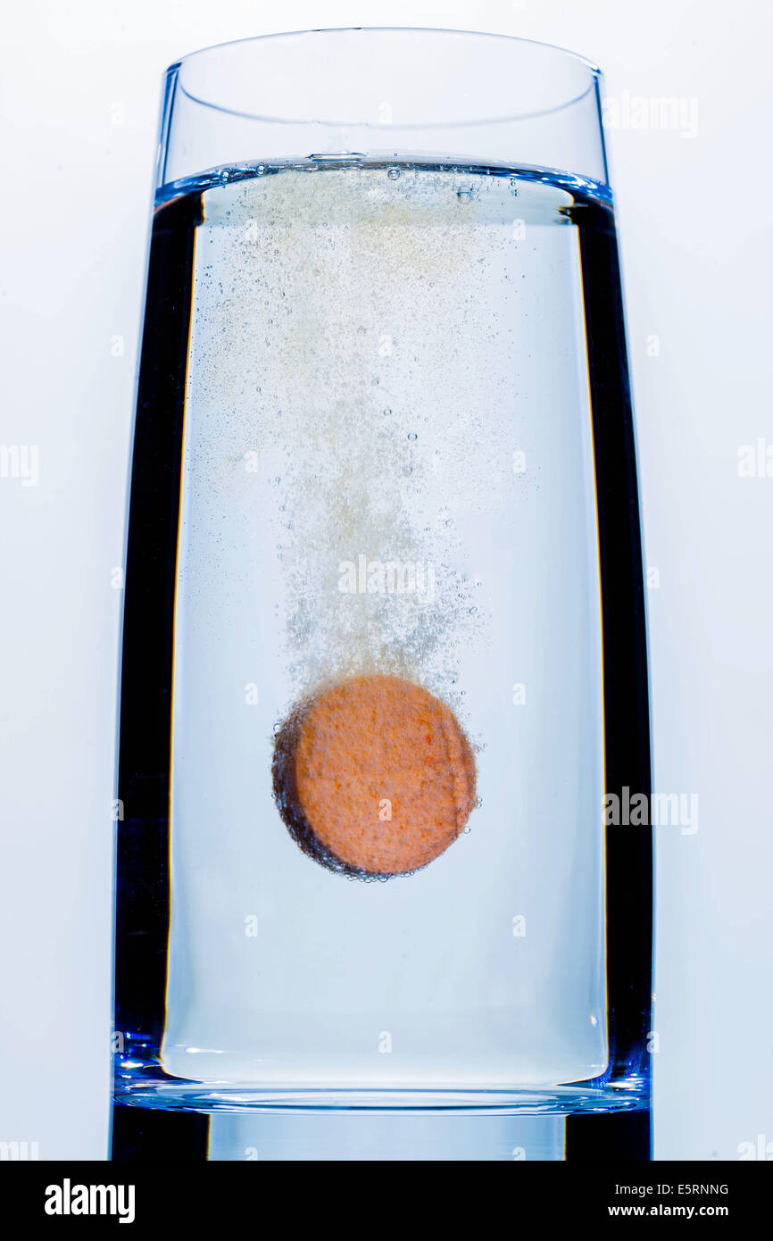 Vitamin C-Tablette in einem Glas Wasser auflösen. Stockfoto