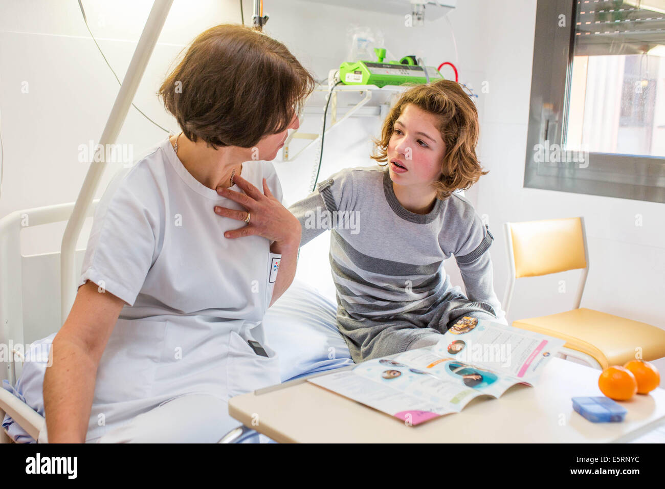 Jährliche Überprüfung der ein 13 Jahre altes Mädchen Mukoviszidose leiden. Krankenhaus von Limoges, Frankreich. Stockfoto