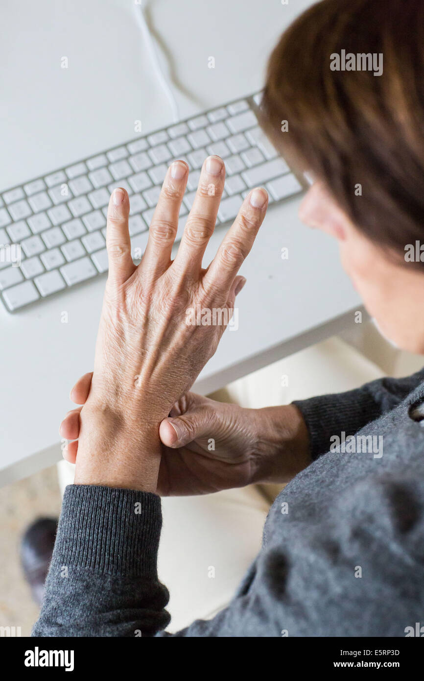Ältere Frau mit Schmerzen am Handgelenk. Stockfoto