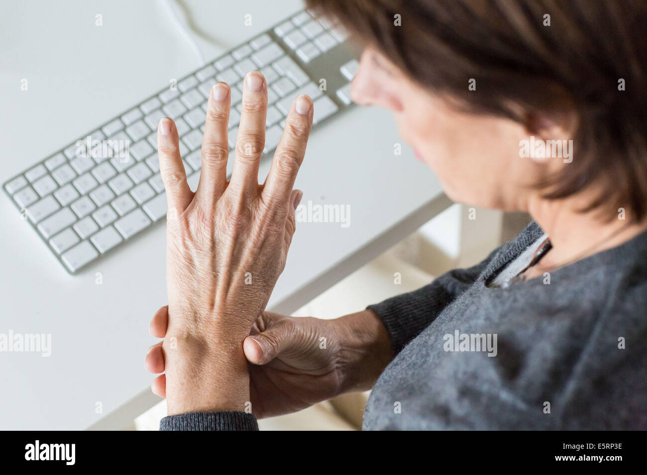 Ältere Frau mit Schmerzen am Handgelenk. Stockfoto