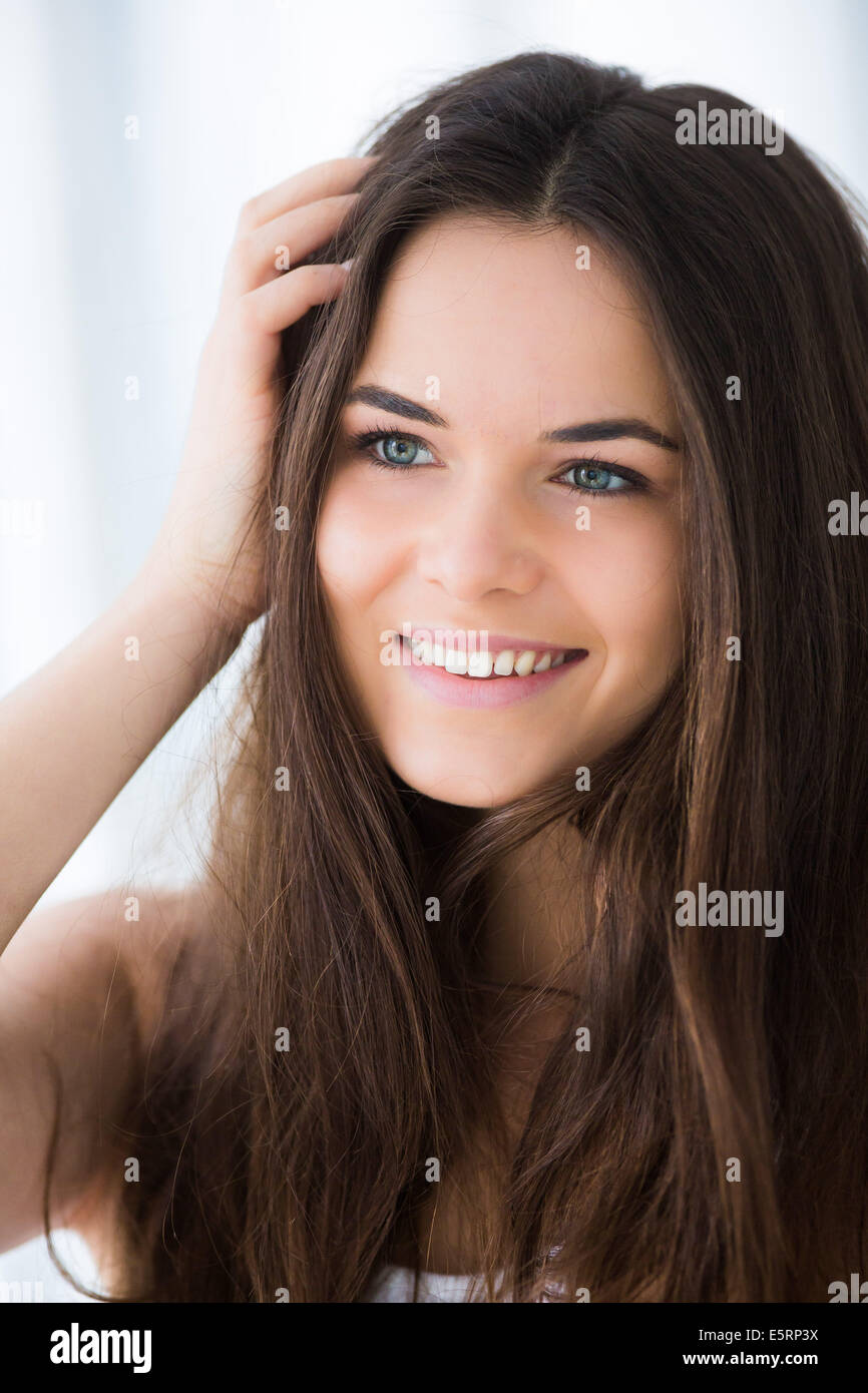 Frau dunkle haare blaue augen