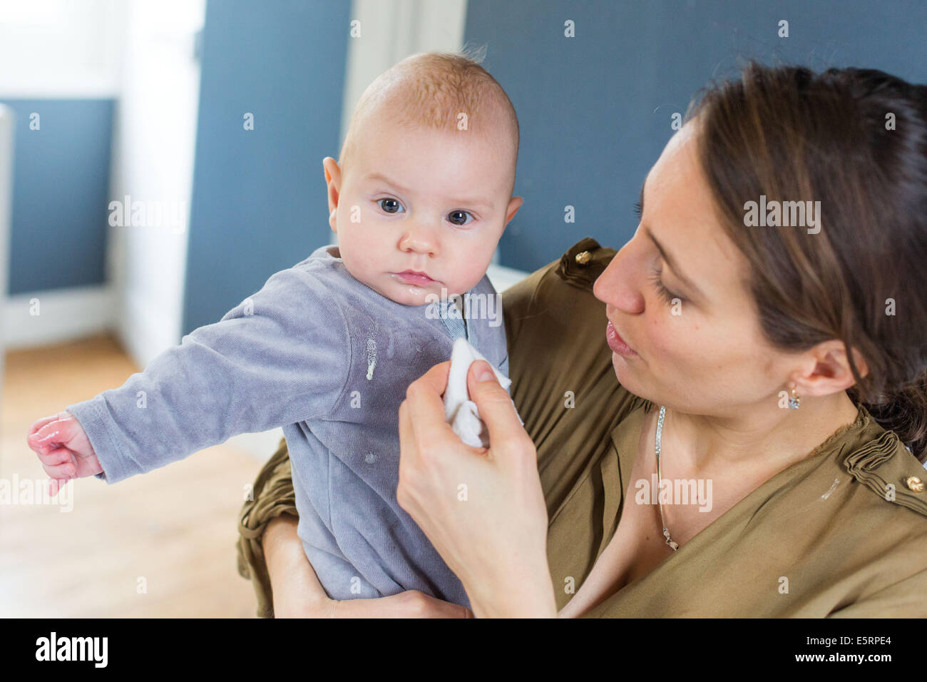 5 Monate altes Baby Boy Erbrechen. Stockfoto