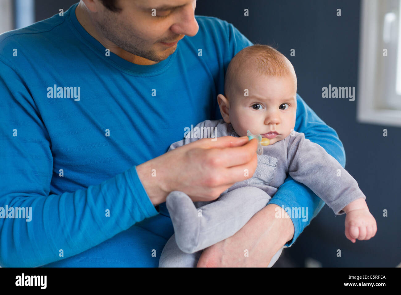 5 Monate altes Baby junge mit seinem Vater. Stockfoto