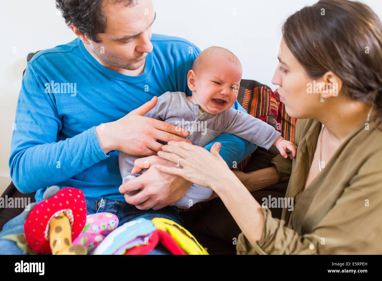 5 Monate altes Babyjungen Weinen. Stockfoto