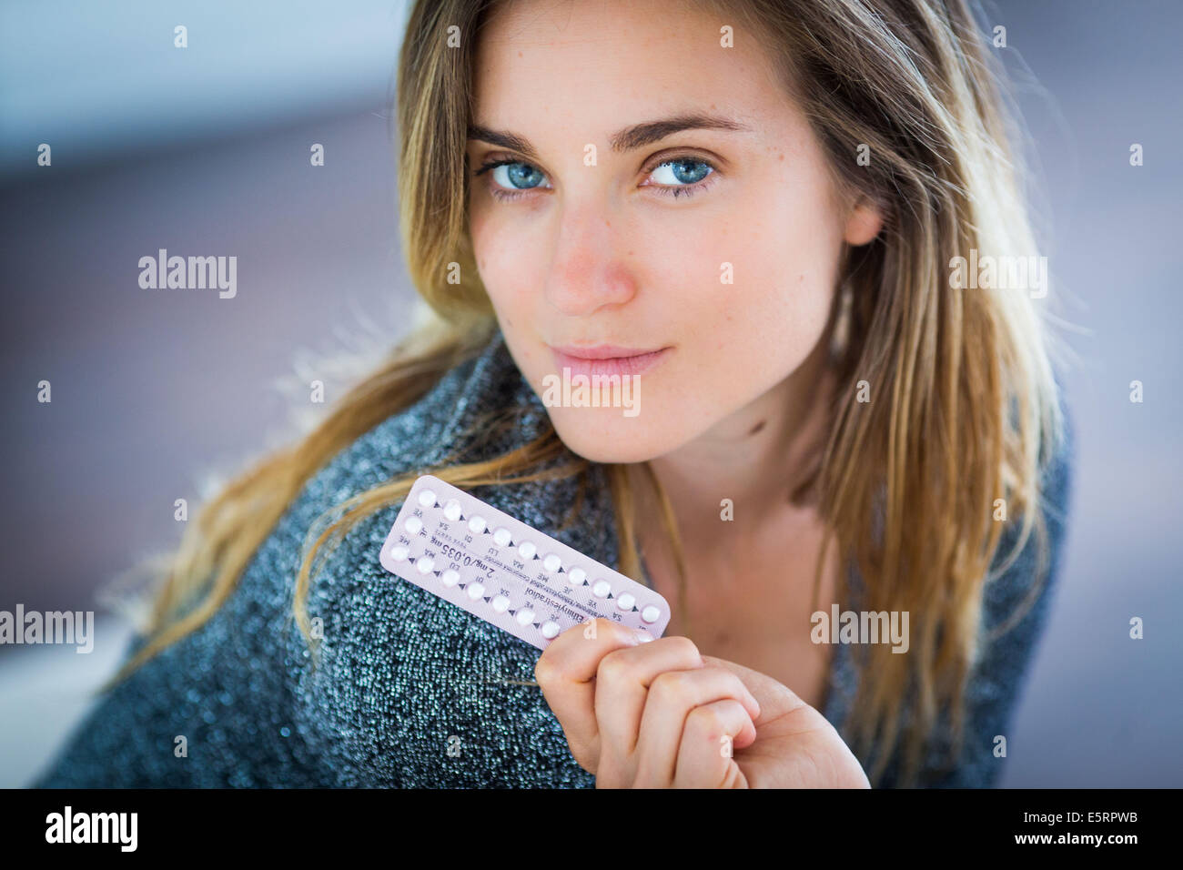 Frau Holding empfängnisverhütende Pillen. Stockfoto