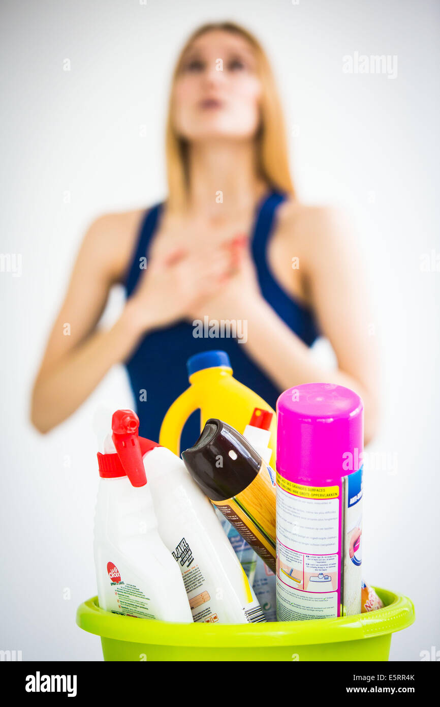 Allergische Frau, Reinigungs-Produkte. Stockfoto