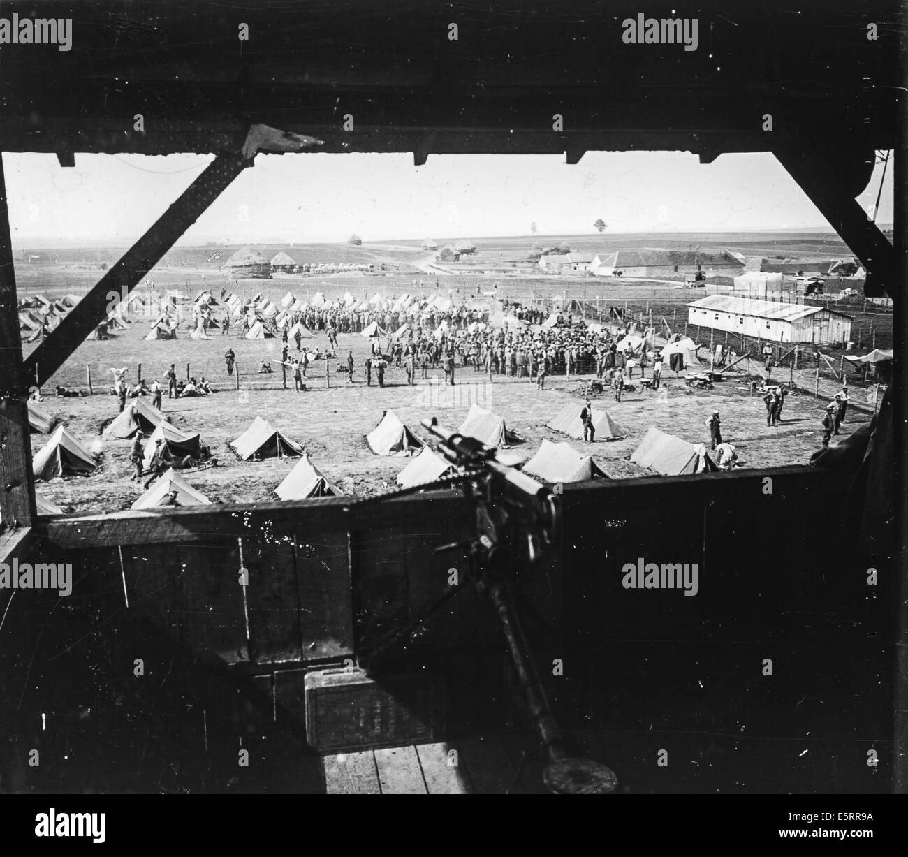 Mirador und Maschinengewehr der französischen Armee in einem deutschen Gefangenenlager im ersten Weltkrieg. Stockfoto