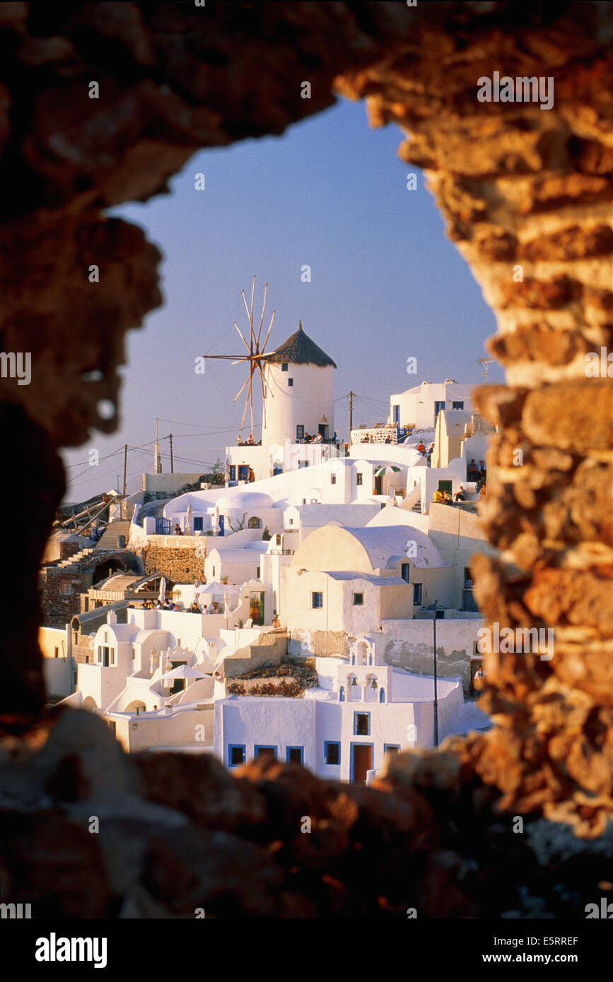 Griechenland, Santorini, Ia, Blick über Stadt durch Stein Fenster Stockfoto