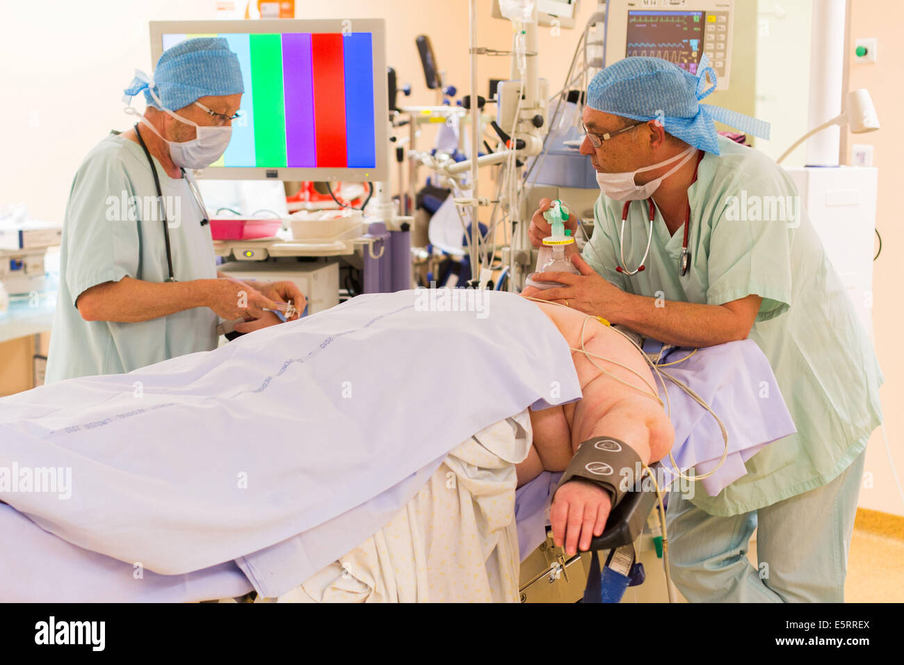Eine übergewichtige Patientin vor der laparoskopischen Sleeve-Gastrektomie, Limoges Krankenhaus schmerzstillenden. Stockfoto