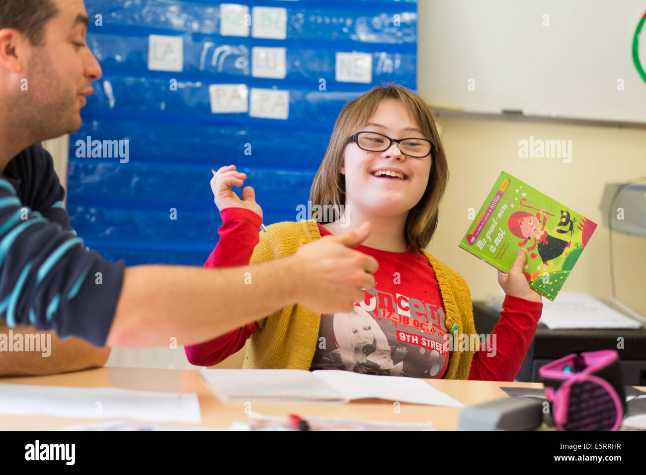 Teenager-Mädchen mit Down-Syndrom 13 jährige Ausbildung in ULIS (lokalisiert Einheiten für Inklusion Schule). Charente, Frankreich. Stockfoto