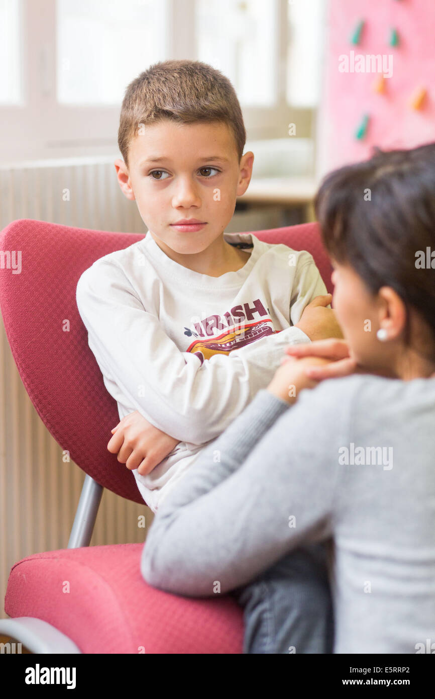 7 Jahre alten Sohn mit einem Erwachsenen sprechen. Stockfoto