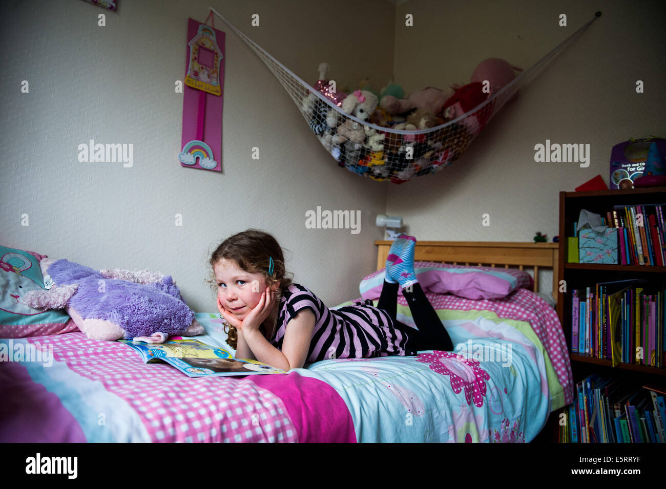 Mädchen von 8,9,10 lesen in ihrem Schlafzimmer Stockfoto