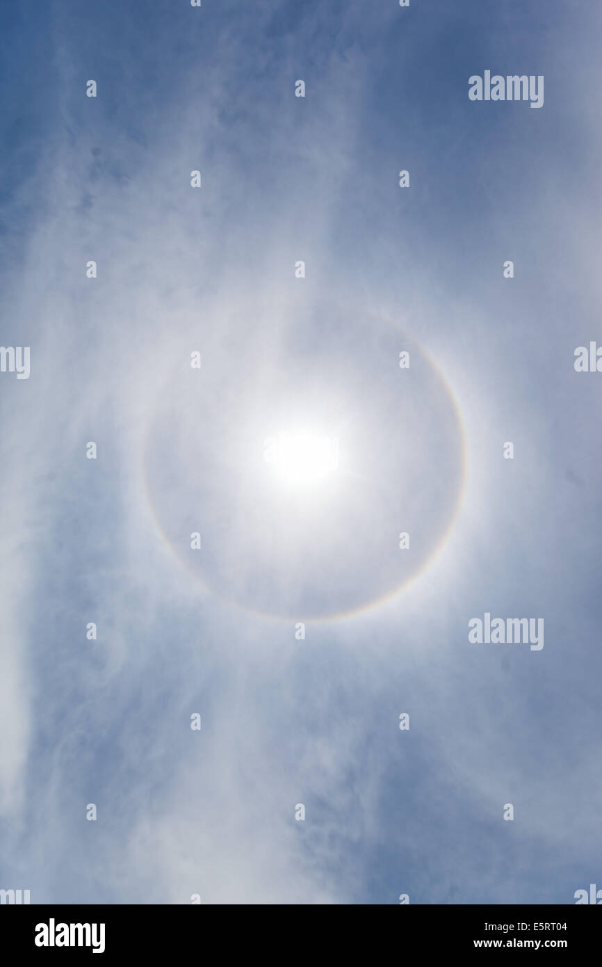 Leuchtenden Halo um die Sonne, optisches Phänomen. Stockfoto