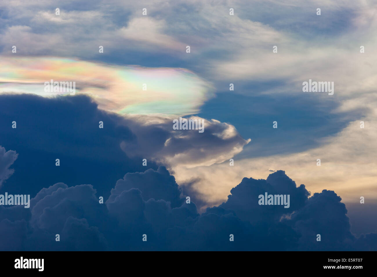 Wolken und optische Phänomen am Himmel. Stockfoto