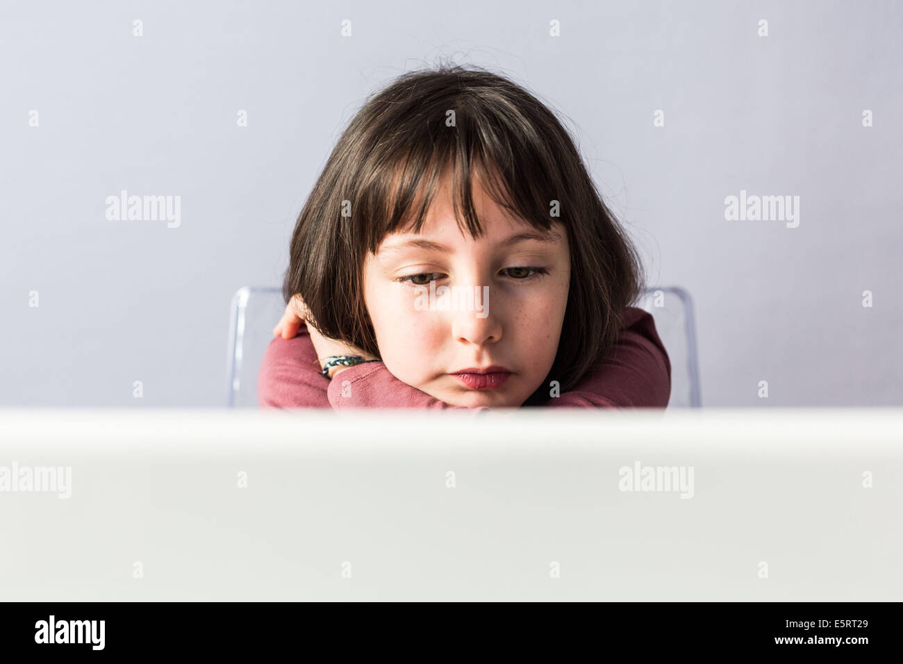 9 Jahre altes Mädchen mit Laptop-Computer. Stockfoto