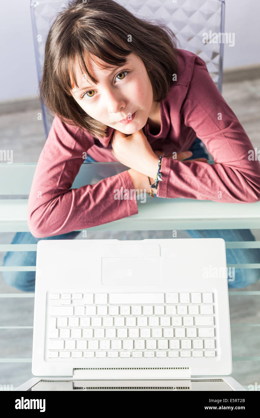 9 Jahre altes Mädchen mit Laptop-Computer. Stockfoto
