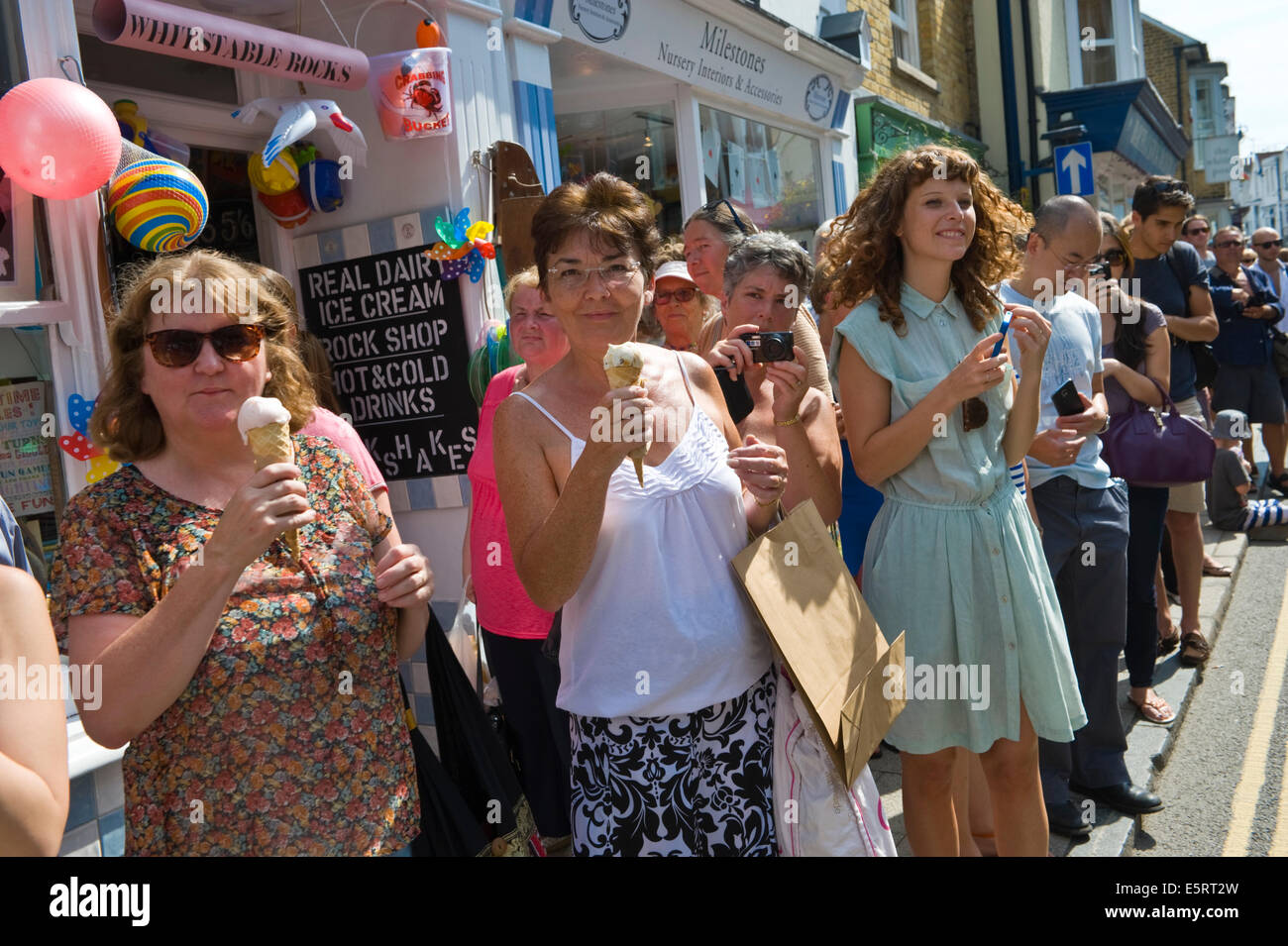 Besucher, die gerade Straße Parade in Whitstable Oyster Festival Kent England UK Stockfoto