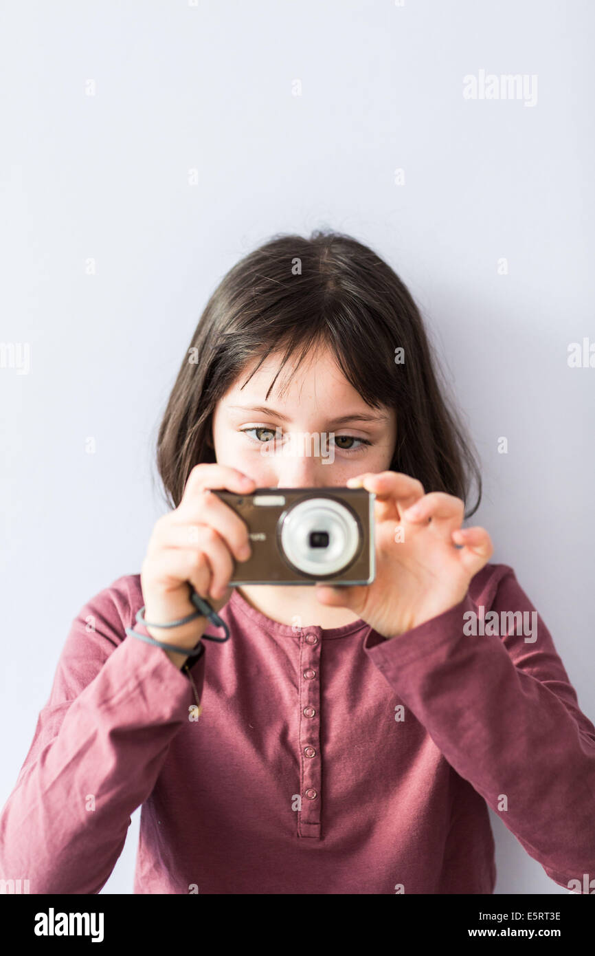 9 Jahre altes Mädchen fotografieren in Innenräumen. Stockfoto