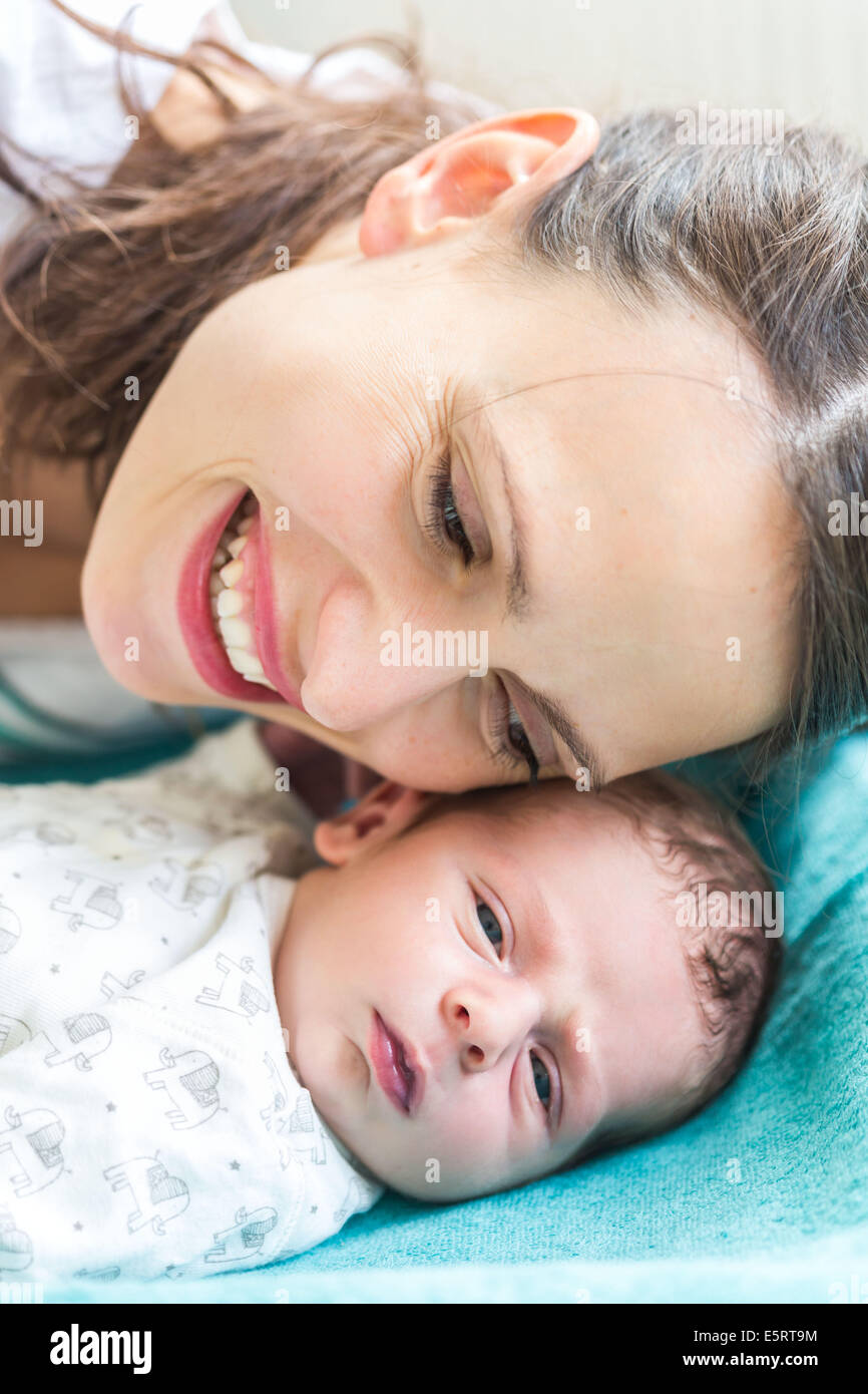 Mutter und ihre zwei Wochen alten Baby Boy. Stockfoto
