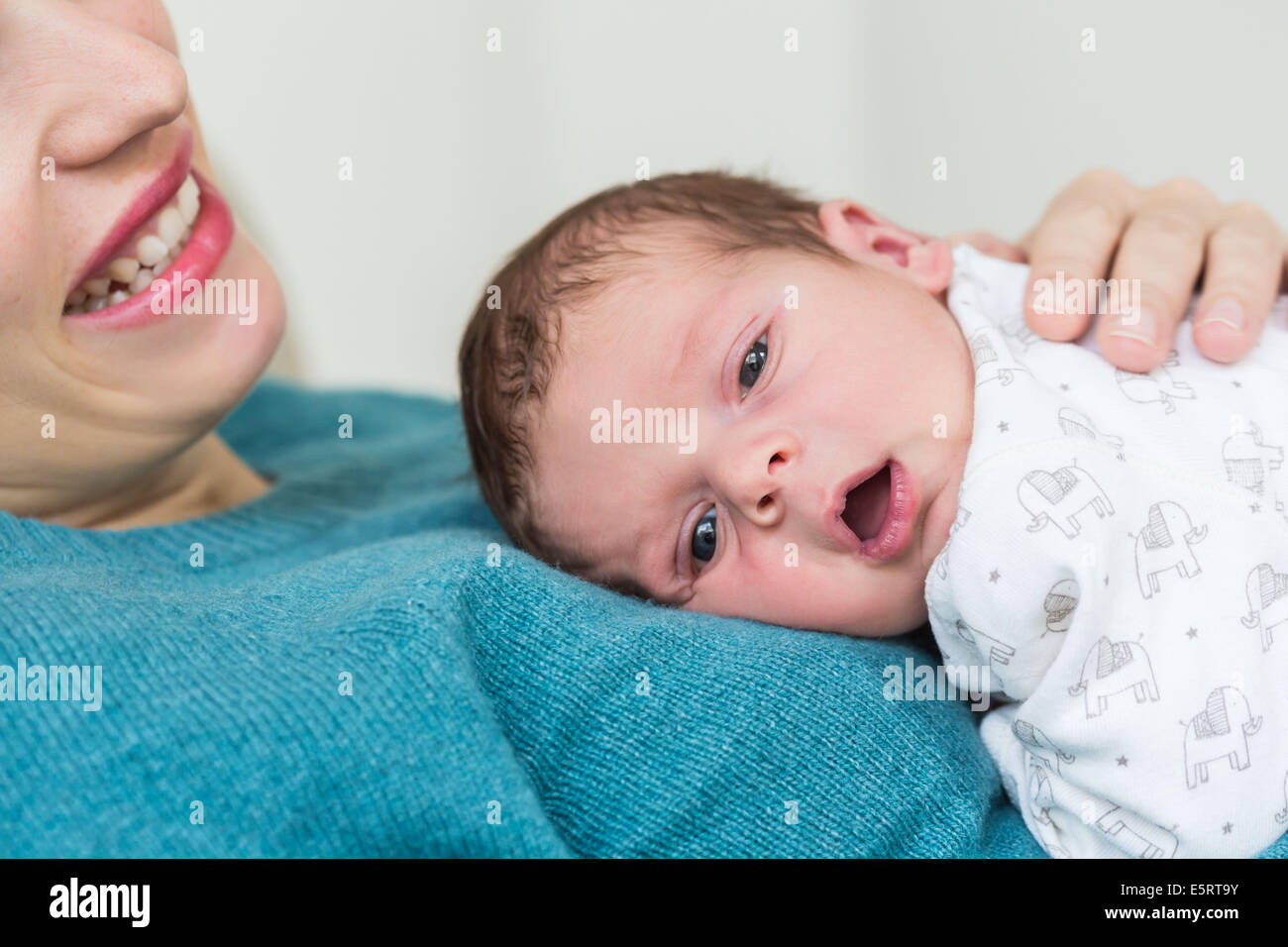 Mutter und ihre zwei Wochen alten Baby Boy. Stockfoto