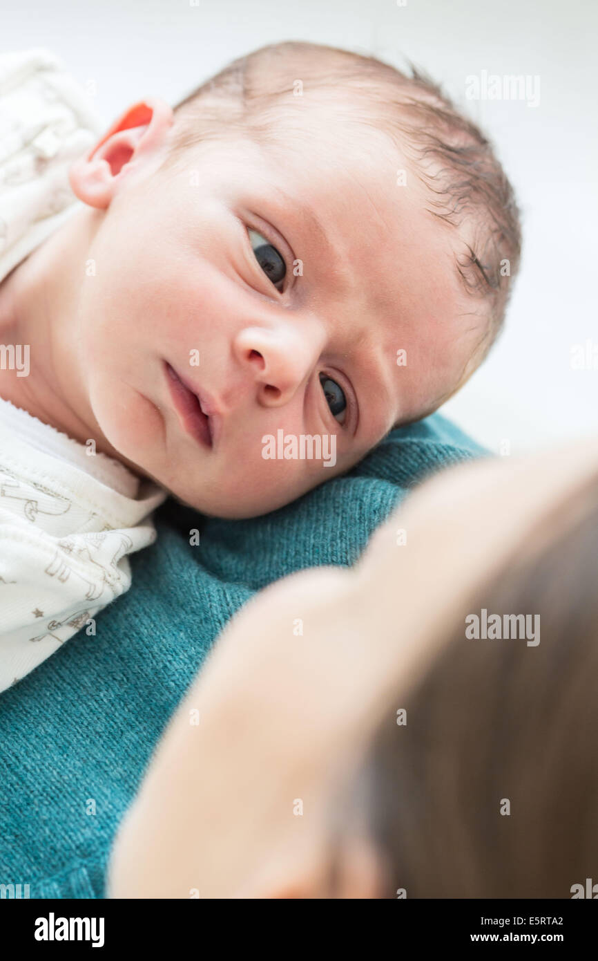 Mutter und ihre zwei Wochen alten Baby Boy. Stockfoto