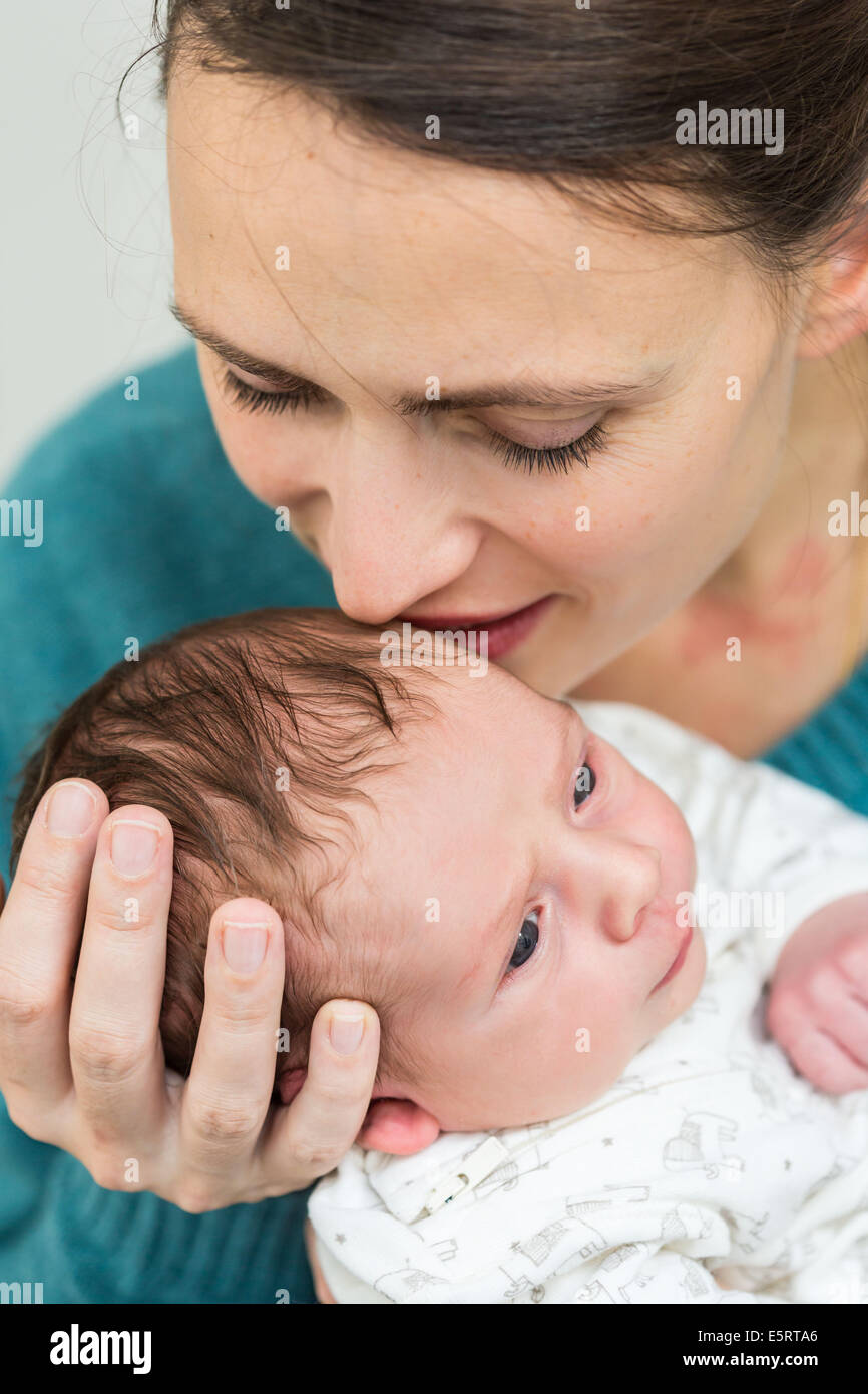 Mutter mit ihren zwei Wochen alten Babyjungen. Stockfoto