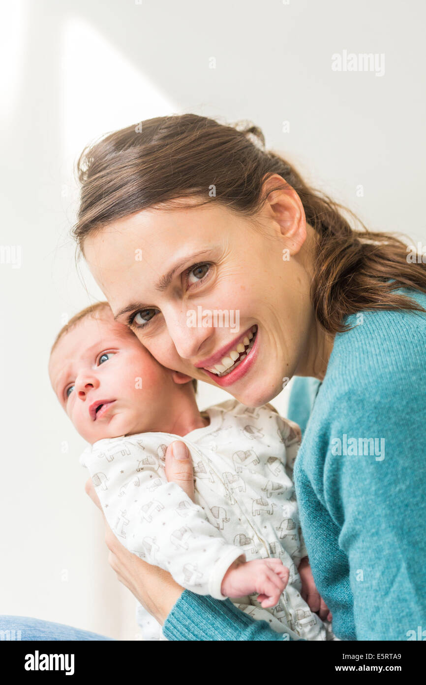 Mutter mit ihren zwei Wochen alten Babyjungen. Stockfoto