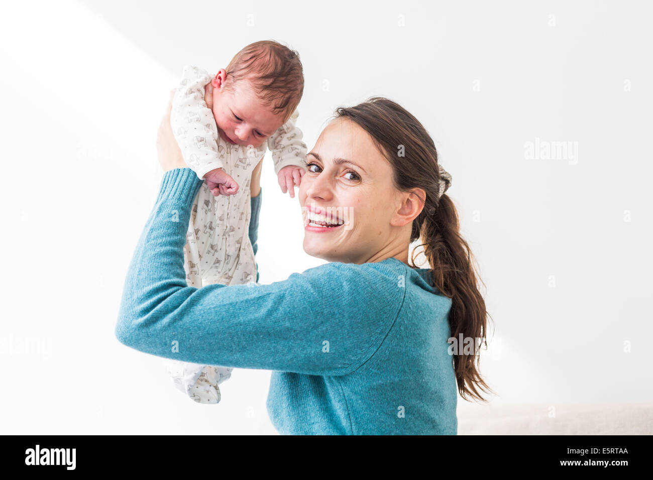 Mutter mit ihren zwei Wochen alten Babyjungen. Stockfoto