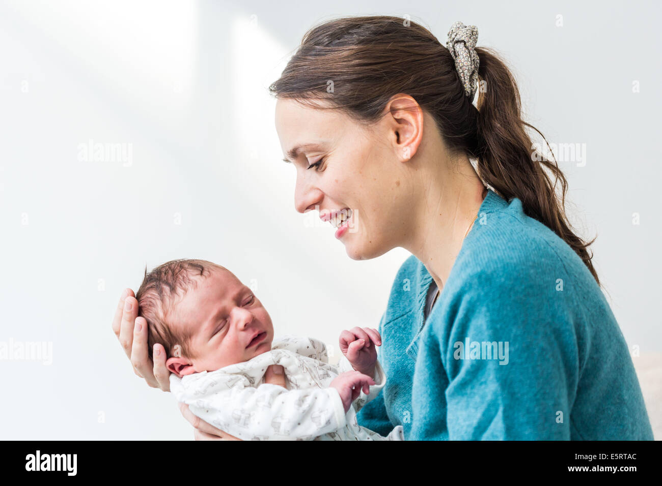 Mutter mit ihren zwei Wochen alten Babyjungen. Stockfoto