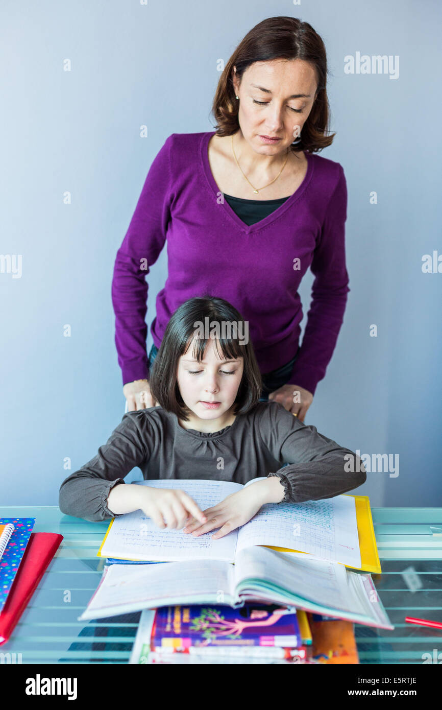9-Year-Old Girl ihre Hausaufgaben bei der Mutter. Stockfoto