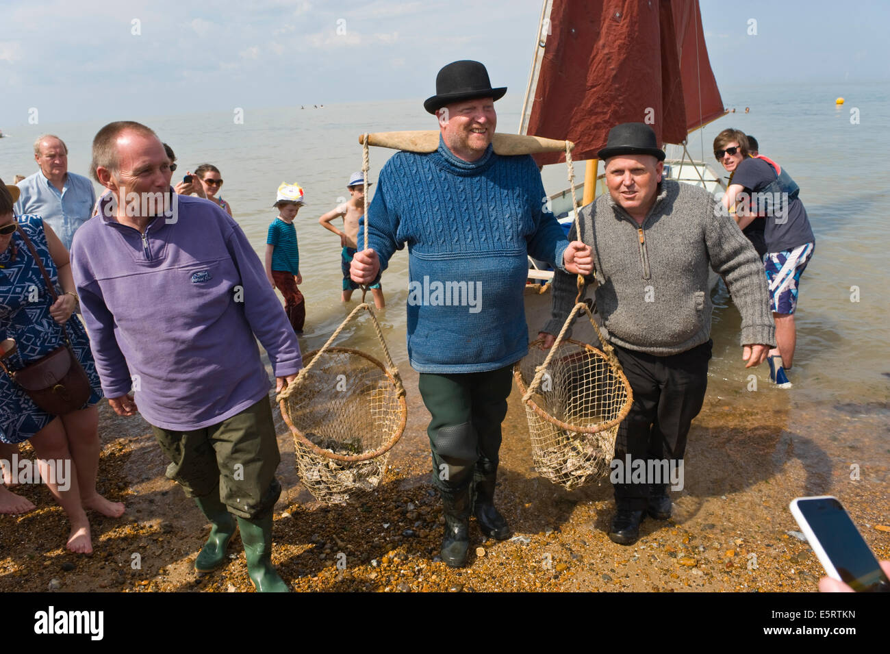Austern sind von kleinen Smack am Strand von Whitstable Oyster Festival Kent England UK gelandet. Stockfoto