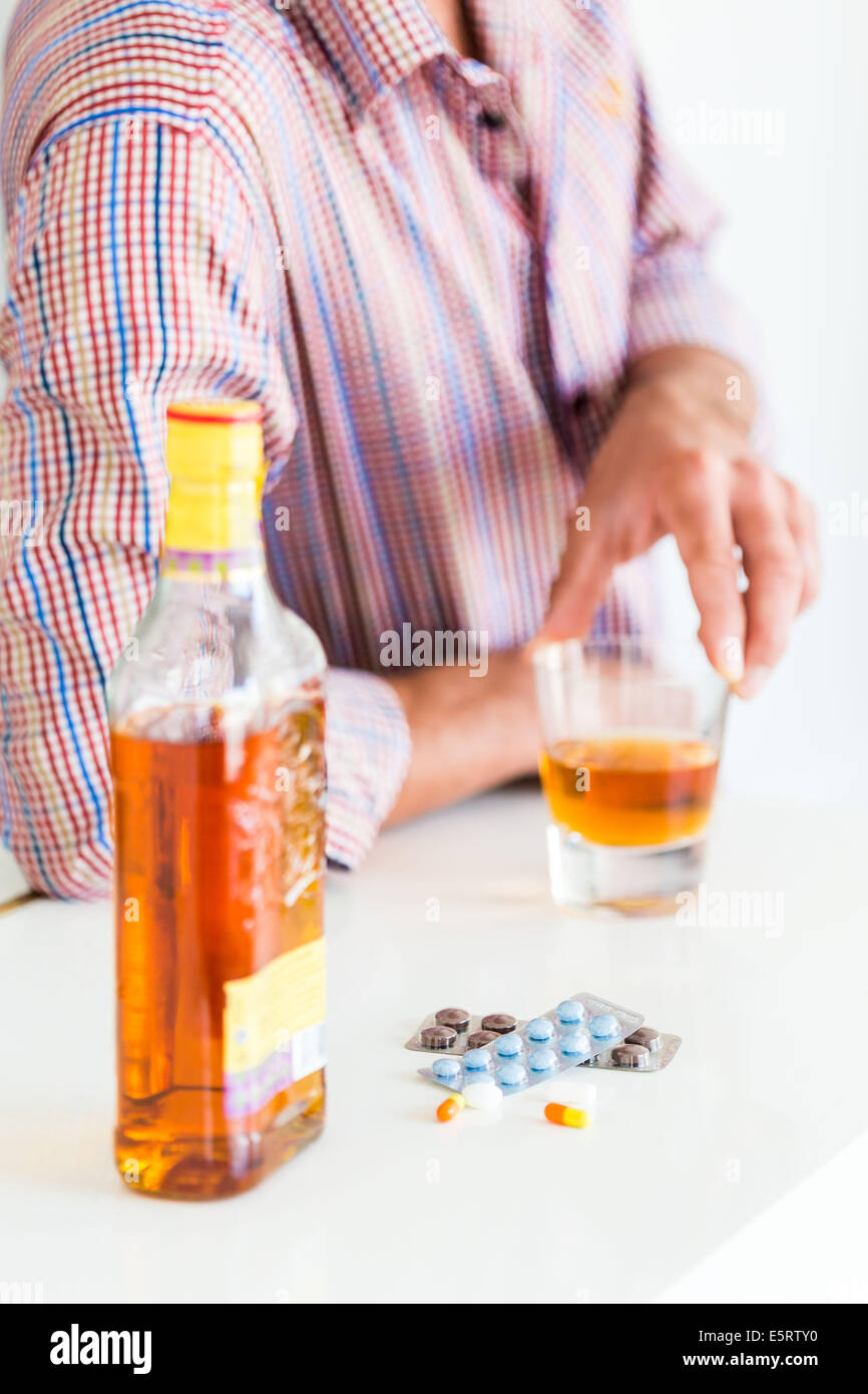 Falsche Zuordnung von Alkohol und Medikamenten Stockfotografie - Alamy