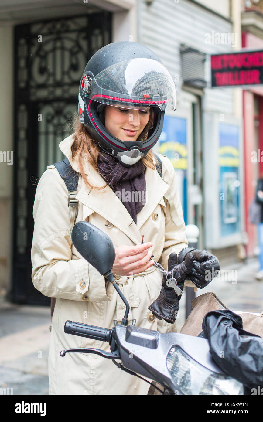 Frau mit Scooter. Stockfoto