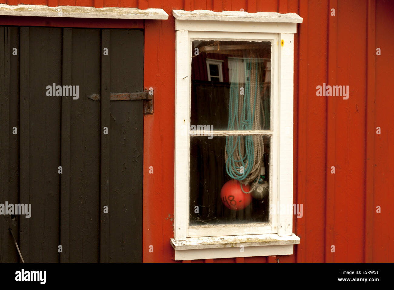 Detail der eine rote hölzerne Fischerhütte auf der Insel Åstol Gemeinde Tjörn, Bohuslän, Västra Götaland Iän, Schweden. Stockfoto