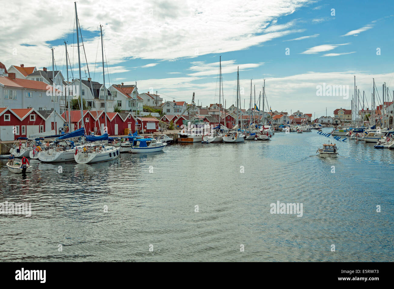 Blick auf den Hafen auf der Insel Åstol, Gemeinde Tjörn, Bohuslän, Iän Västra Götaland, Schweden, Skandinavien. Stockfoto