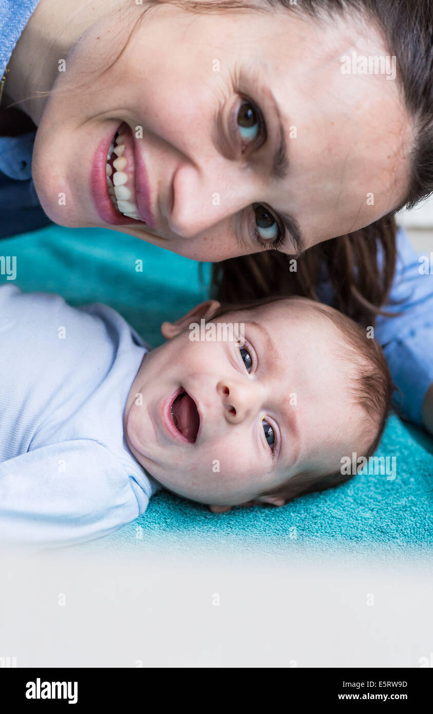 Mutter hält ihr 2 Monate altes Baby junge. Stockfoto