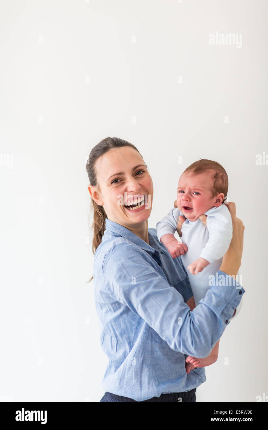 Mutter hält ihr 2 Monate altes Baby junge. Stockfoto