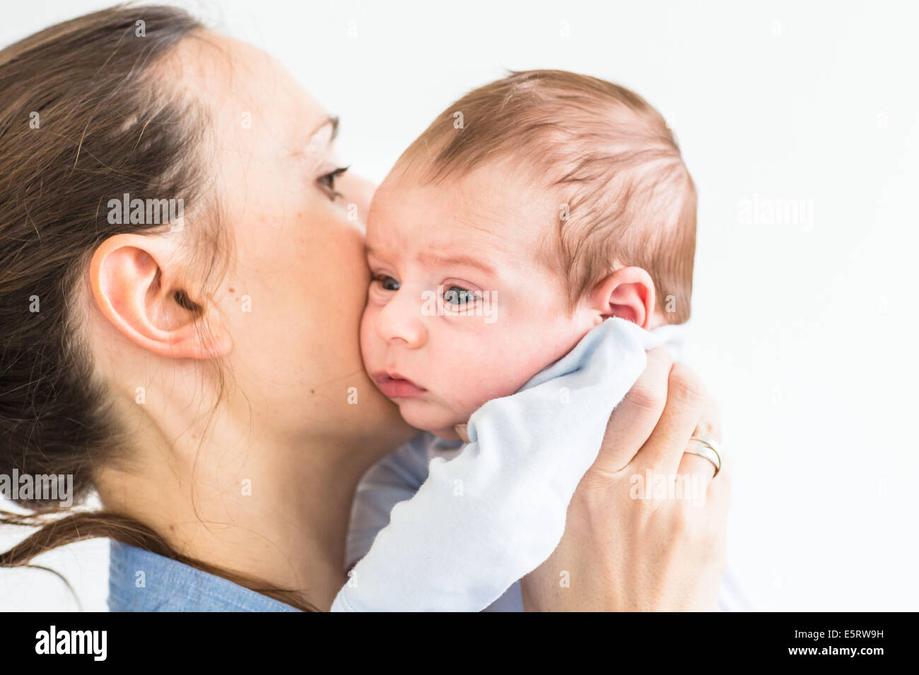 Mutter hält ihr 2 Monate altes Baby junge. Stockfoto