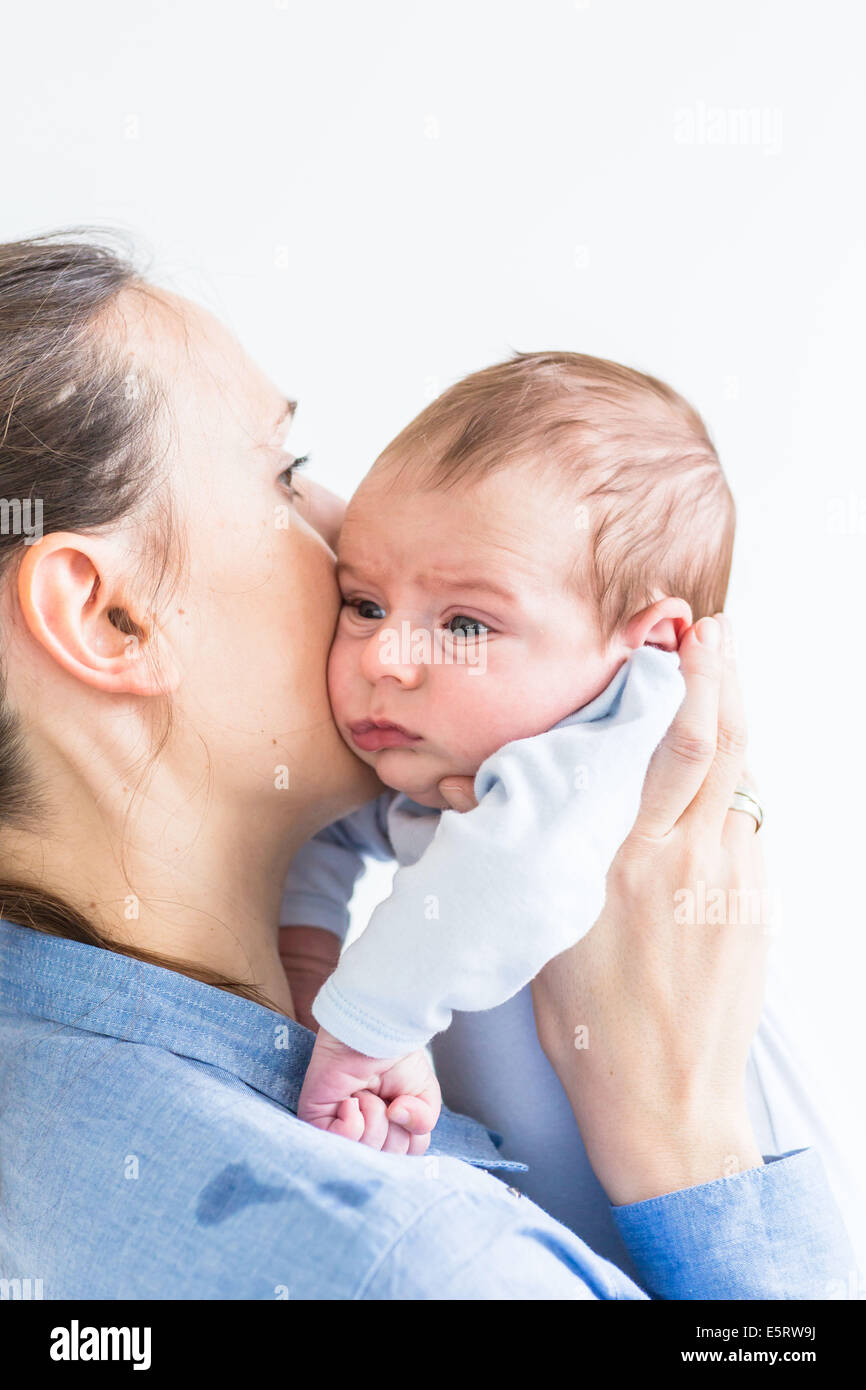 Mutter hält ihr 2 Monate altes Baby junge. Stockfoto